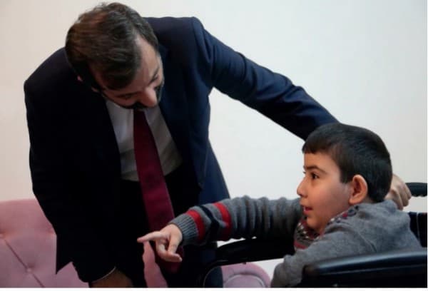 AKÜLÜ TEKERLEKLİ SANDALYE fotoğraf 1
