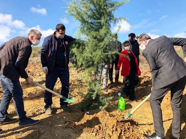 BAŞKAN MUSTAFA IŞIK : “GELECEĞİMİZ NEFESSİZ KALMASIN DİYE FİDANLARI TOPRAKLA BULUŞTURDUK” fotoğraf 6