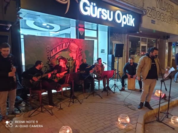 GÜRSU’DA PANDEMİ AKŞAMLARI KONSERLERLE RENKLENİYOR fotoğraf 1