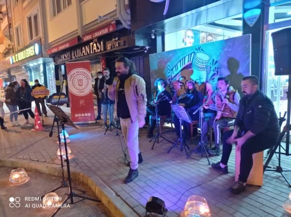 GÜRSU’DA PANDEMİ AKŞAMLARI KONSERLERLE RENKLENİYOR fotoğraf 2