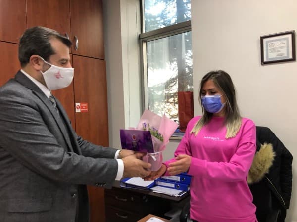 BAŞKAN MUSTAFA IŞIK : “YARADILIŞINDAN GELEN GÜCÜYLE TÜM ZORLUKLARA DİRENİR VE YİNE ÇİÇEK AÇAR KADIN” fotoğraf 2