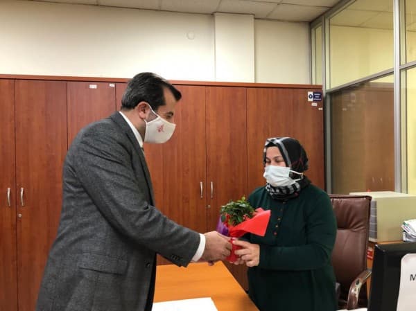 BAŞKAN MUSTAFA IŞIK : “YARADILIŞINDAN GELEN GÜCÜYLE TÜM ZORLUKLARA DİRENİR VE YİNE ÇİÇEK AÇAR KADIN” fotoğraf 4