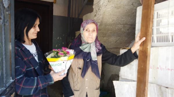 GÜRSU BELEDİYESİ’NDEN ANNELERE ÇİÇEK SÜRPRİZİ fotoğraf 7