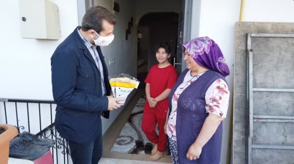 GÜRSU BELEDİYESİ’NDEN ANNELERE ÇİÇEK SÜRPRİZİ fotoğraf 8