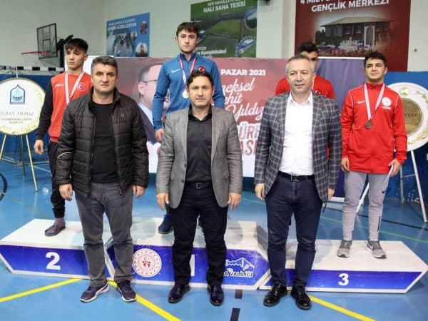 GELENEKSEL ŞEHİT CÜNEYT YILDIZ GÜREŞ TURNUVASI GERÇEKLEŞTİ fotoğraf 3