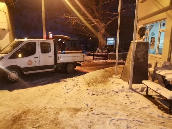 EKİPLERİMİZİN KAR VE SOĞUK HAVALI İLE MÜCADELESİ SÜRÜYOR fotoğraf 1