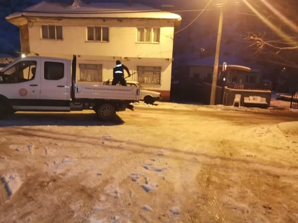 EKİPLERİMİZİN KAR VE SOĞUK HAVALI İLE MÜCADELESİ SÜRÜYOR fotoğraf 4