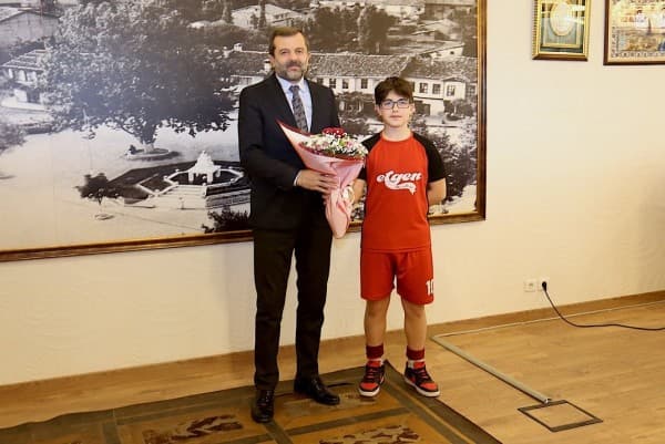 GENÇ SPORCULARA BAŞARILAR DİLEDİK fotoğraf 1