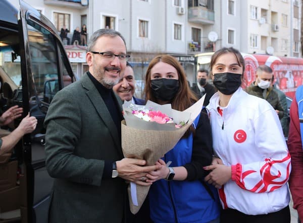 GÜRSU GENÇLİK MERKEZİ’NE COŞKULU AÇILIŞ BAŞKAN MUSTAFA IŞIK: GELECEĞİN GÜRSUSUNU OLUŞTURUYORUZ fotoğraf 2