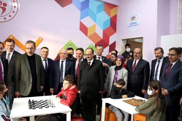 GÜRSU GENÇLİK MERKEZİ’NE COŞKULU AÇILIŞ BAŞKAN MUSTAFA IŞIK: GELECEĞİN GÜRSUSUNU OLUŞTURUYORUZ fotoğraf 8