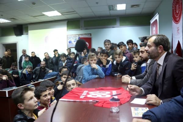 BAŞKAN IŞIK GENÇ SPORCULARI AĞIRLADI fotoğraf 1