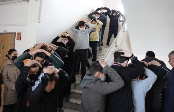 DEPREM ANI VE TAHLİYE TAKBİKATI fotoğraf 2