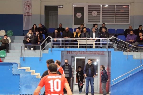 GÜRSU FUTSAL TURNUVASI, DOSTLUĞUN SAMİMİYETİ VE REKABETİN HEYECANIYLA TAÇLANDI fotoğraf 1