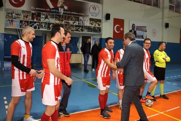 GÜRSU FUTSAL TURNUVASI, DOSTLUĞUN SAMİMİYETİ VE REKABETİN HEYECANIYLA TAÇLANDI fotoğraf 5