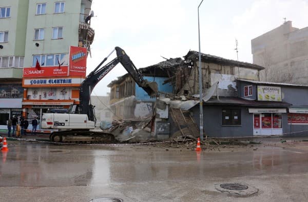 Gürsu’da, Metruk Binaların Olası Risklerini Önlemek İçin Yıkım fotoğraf 1