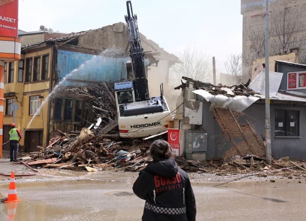 Gürsu’da, Metruk Binaların Olası Risklerini Önlemek İçin Yıkım fotoğraf 2