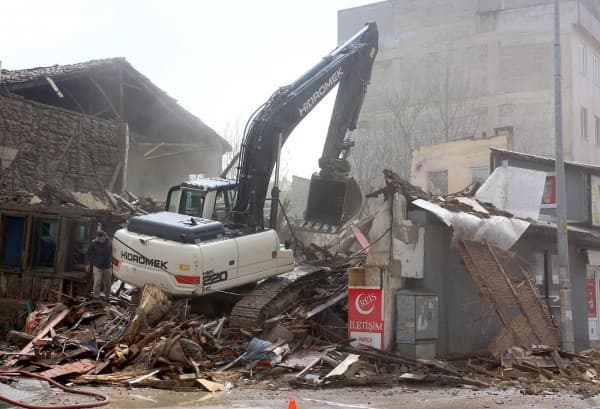 Gürsu’da, Metruk Binaların Olası Risklerini Önlemek İçin Yıkım fotoğraf 3