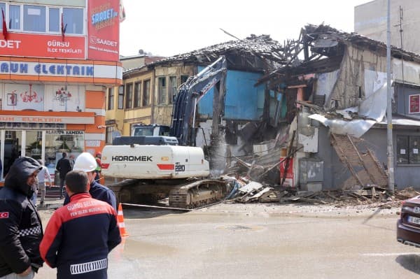 Gürsu’da, Metruk Binaların Olası Risklerini Önlemek İçin Yıkım fotoğraf 4