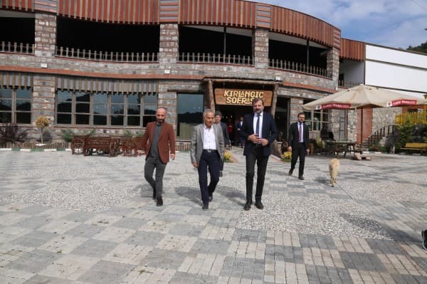 Donat ve Bursalı Gürsu Armut Hasadı Yaptı, “Bizim Elimiz Armut Topluyor” Dedi fotoğraf 2