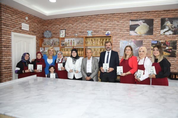 Donat ve Bursalı Gürsu Armut Hasadı Yaptı, “Bizim Elimiz Armut Topluyor” Dedi fotoğraf 3