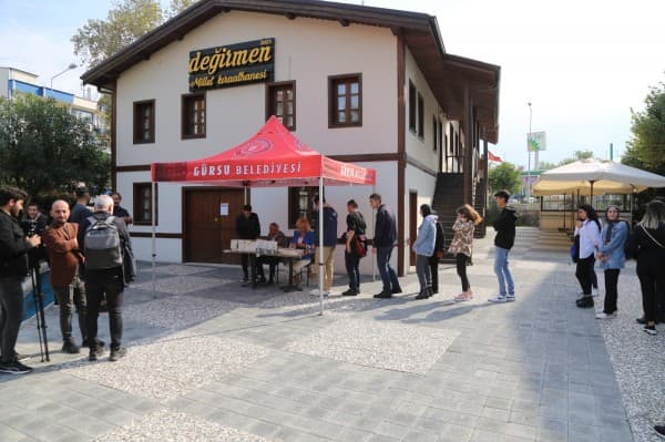 Donat ve Bursalı Gürsu Armut Hasadı Yaptı, “Bizim Elimiz Armut Topluyor” Dedi fotoğraf 6
