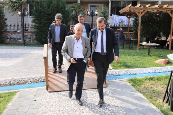 Donat ve Bursalı Gürsu Armut Hasadı Yaptı, “Bizim Elimiz Armut Topluyor” Dedi fotoğraf 12