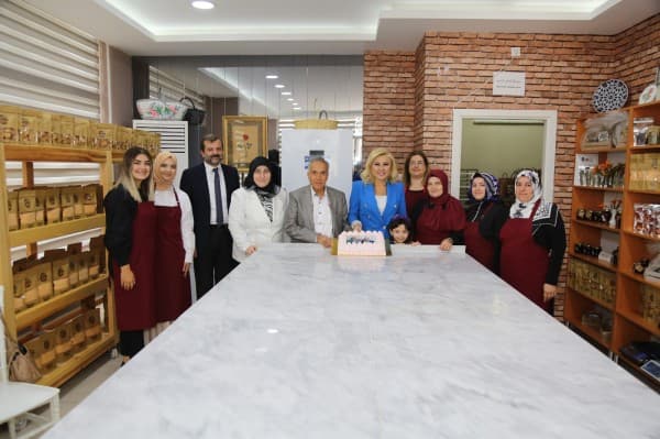 Donat ve Bursalı Gürsu Armut Hasadı Yaptı, “Bizim Elimiz Armut Topluyor” Dedi fotoğraf 18