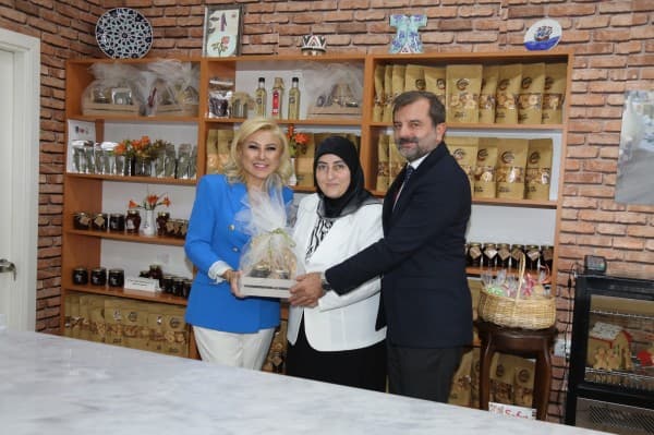 Donat ve Bursalı Gürsu Armut Hasadı Yaptı, “Bizim Elimiz Armut Topluyor” Dedi fotoğraf 19