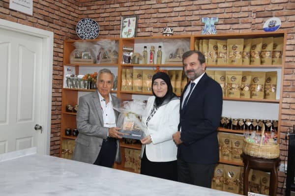 Donat ve Bursalı Gürsu Armut Hasadı Yaptı, “Bizim Elimiz Armut Topluyor” Dedi fotoğraf 21