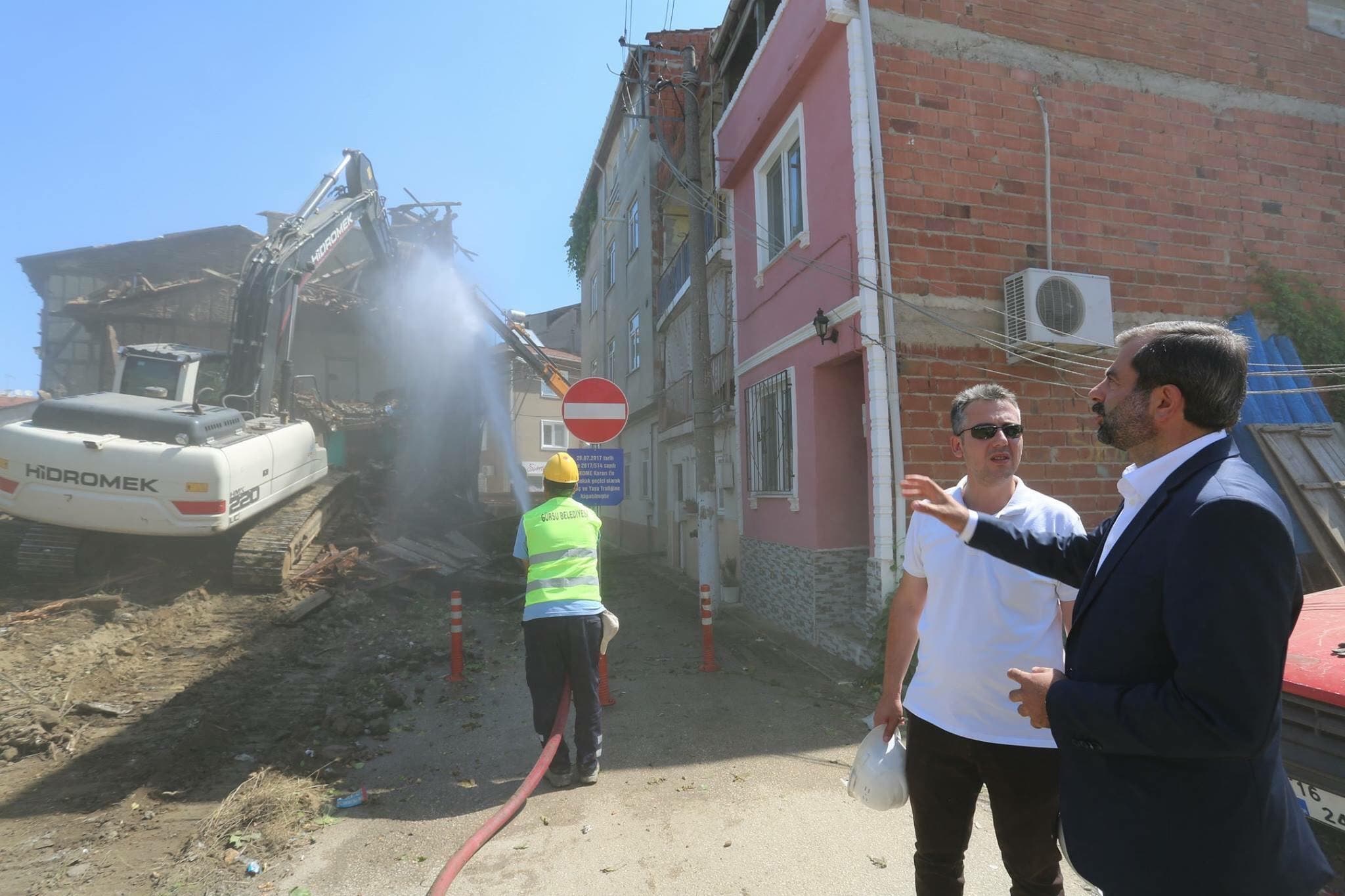 GÜRSU’DAKİ METRUK BİNALAR YIKILIYOR