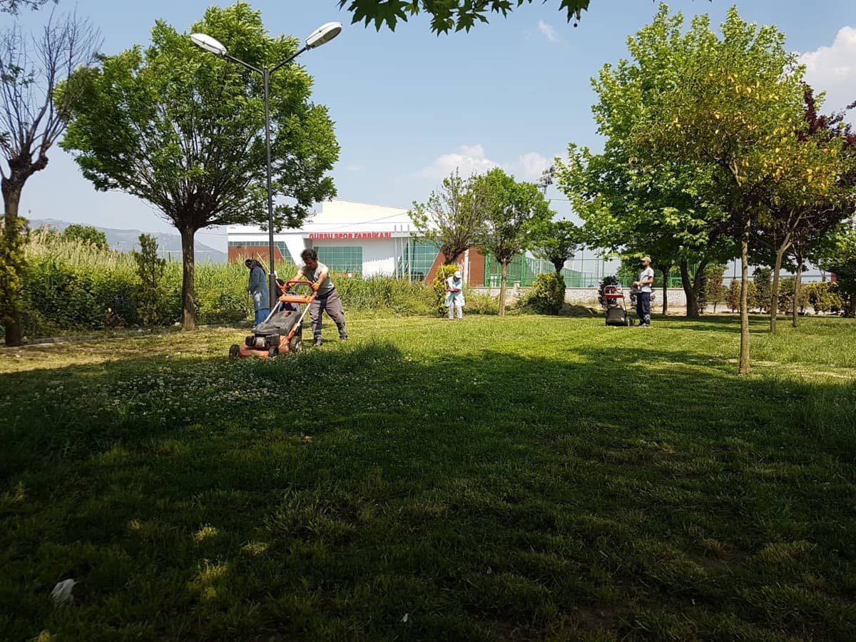 GÜRSU’NUN PARKLARI IŞIK SAÇIYOR