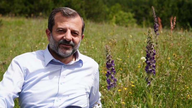 GÜRSU’NUN GÖK SIĞIRKUYRUĞU ÇİÇEKLERİNİ AÇTI