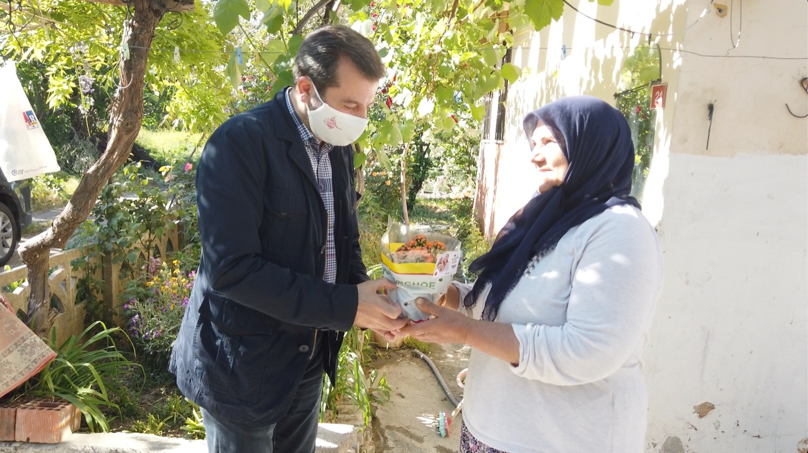 GÜRSU BELEDİYESİ’NDEN ANNELERE ÇİÇEK SÜRPRİZİ