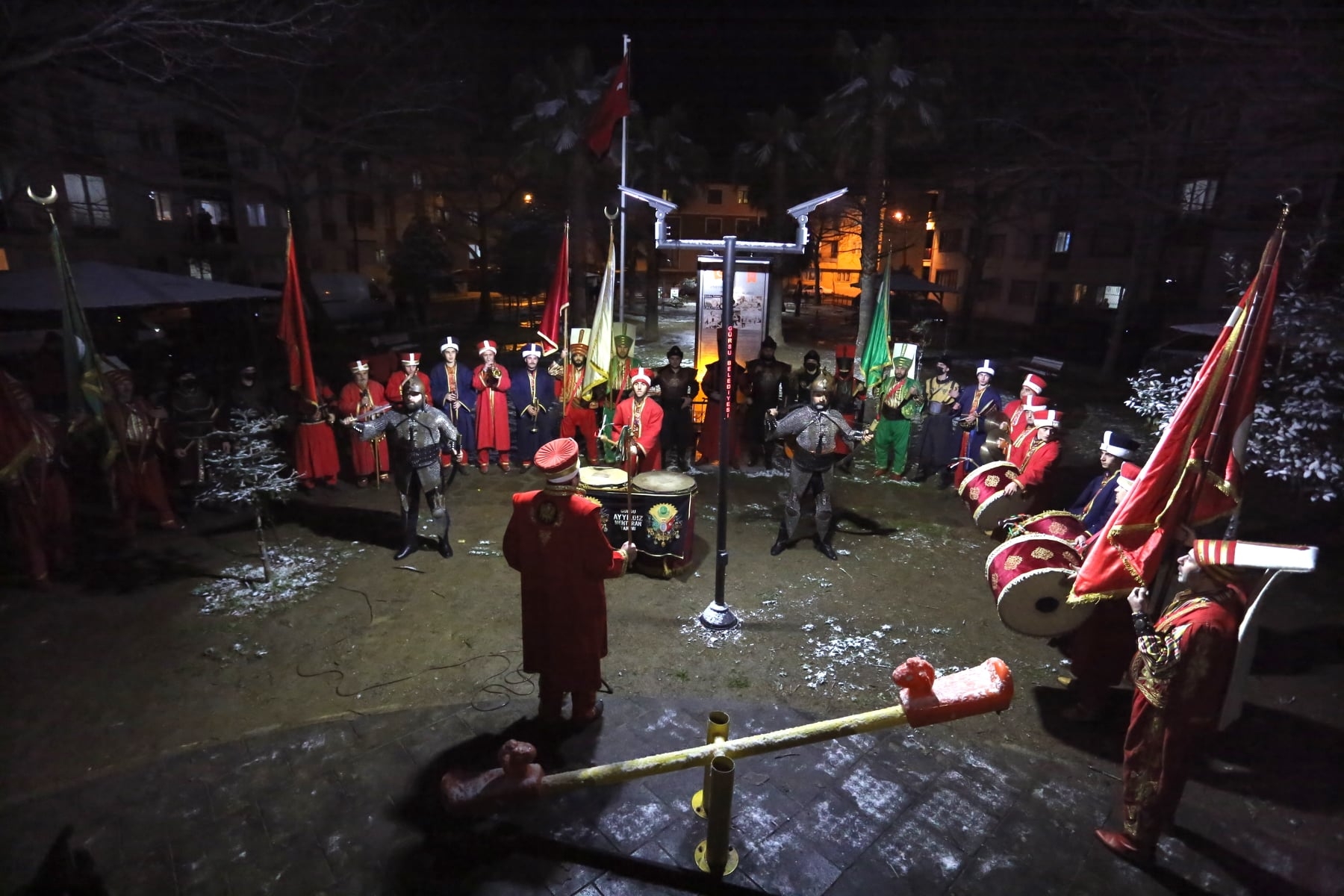 GÜRSU AYYILDIZ MEHTERAN TAKIMI’NDAN KAR SOĞUĞUNU UNUTTURAN ÇANAKKALE COŞKUSU