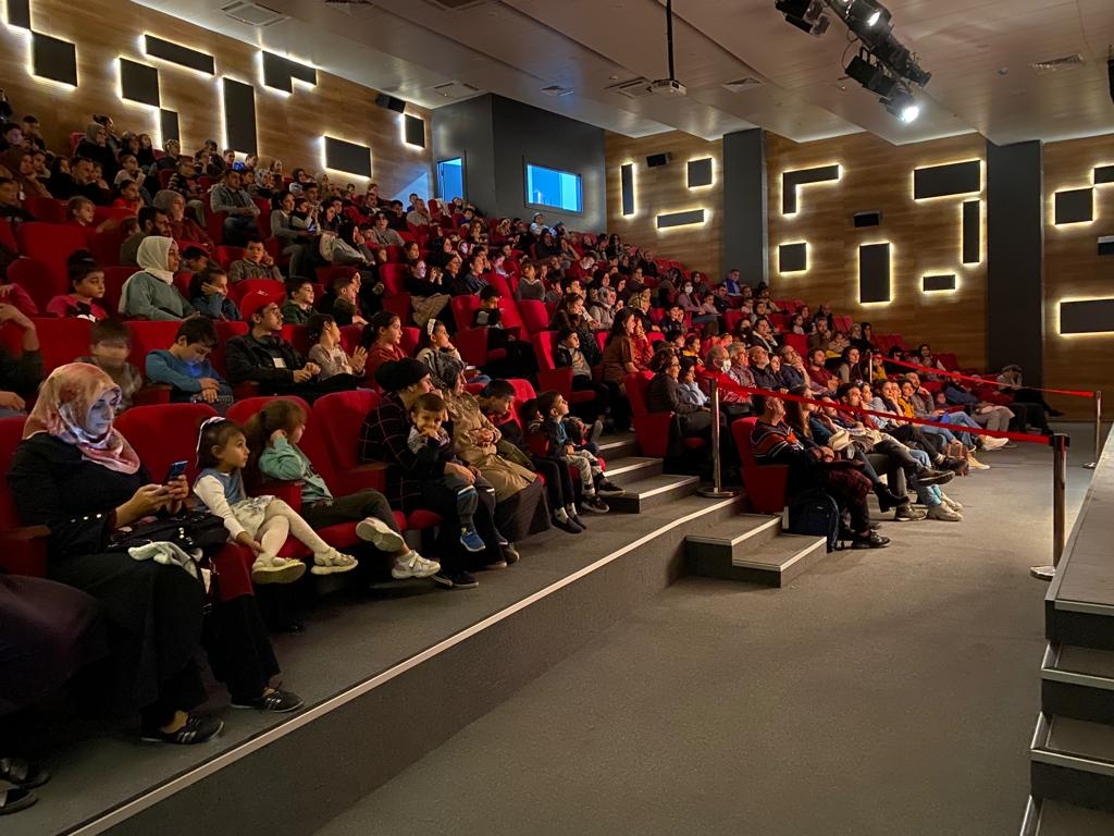 Gürsu Kültür Merkezi’nde Çocukların İlk Tiyatro Buluşması