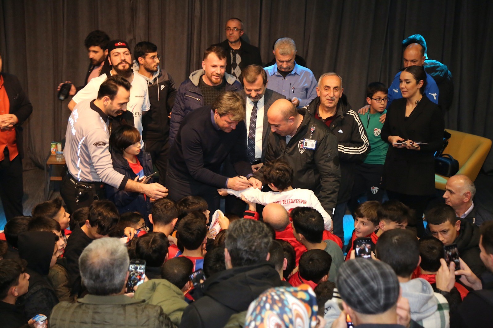 Gürsu Şampiyonu Bağrına Bastı