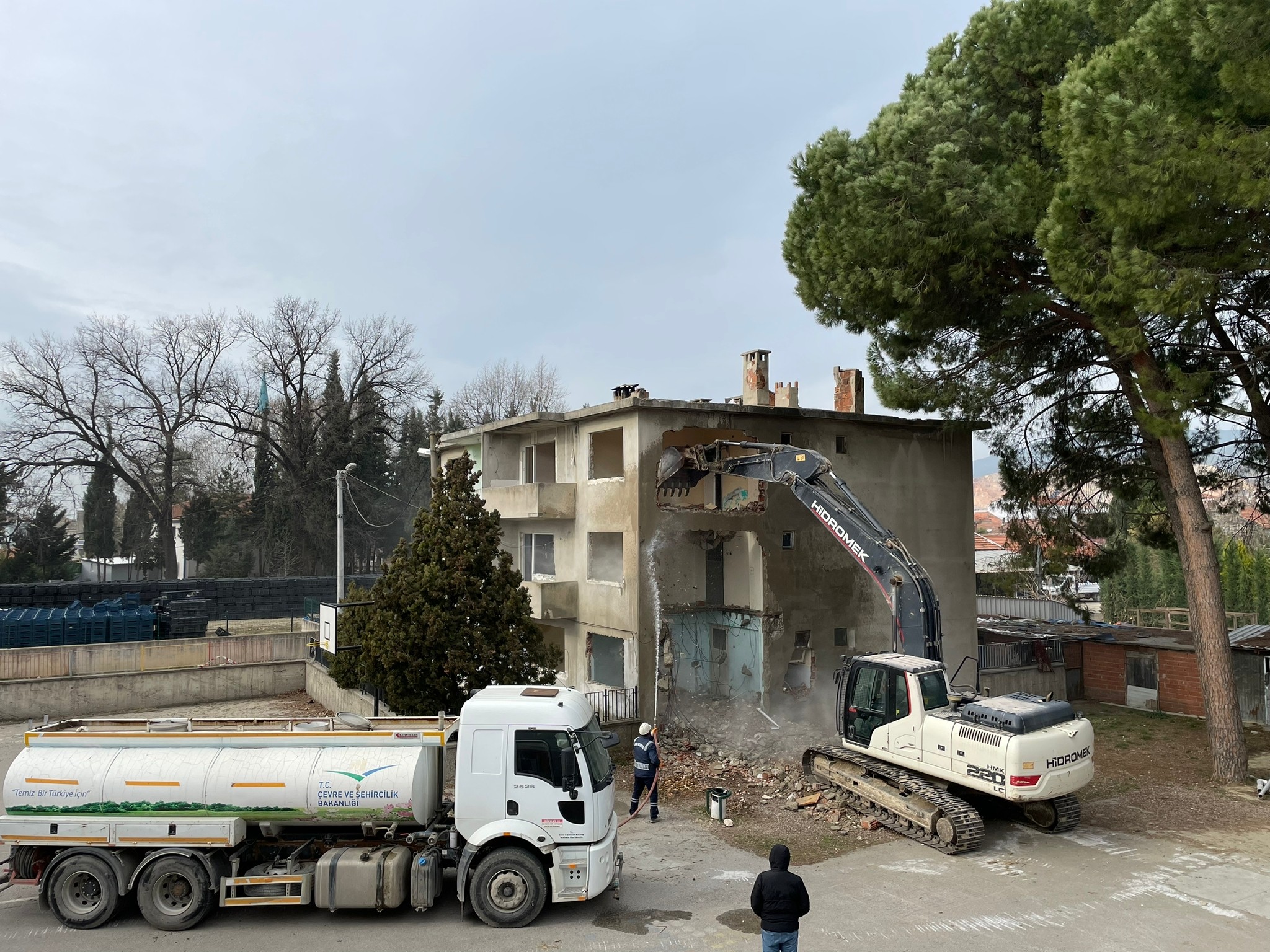 Gürsu’da Riskli Metruk Yapı Yıkıldı