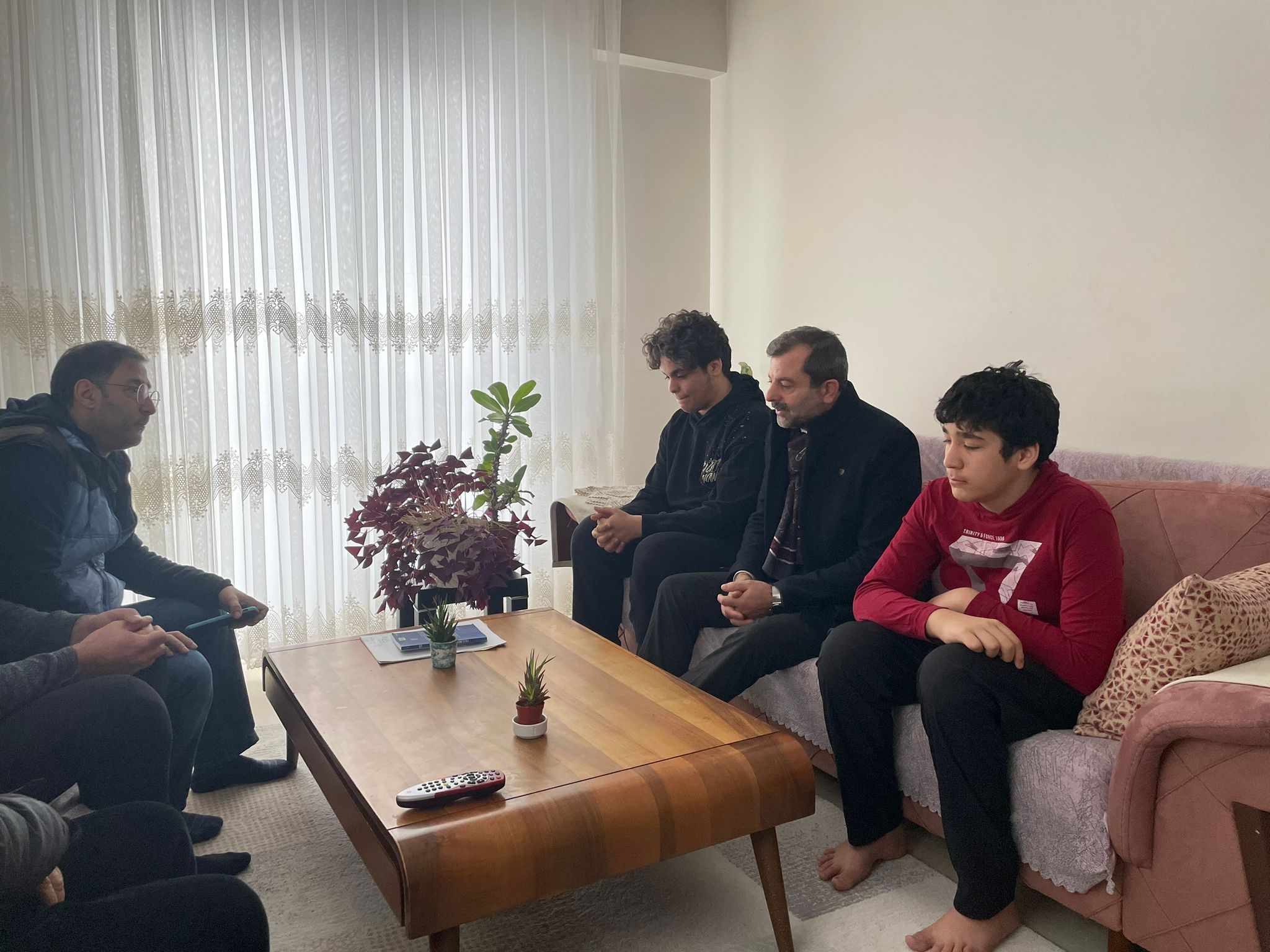 Başkan Işık Gürsu’da Yaşayan Hataylı Ailenin Acısını Paylaştı