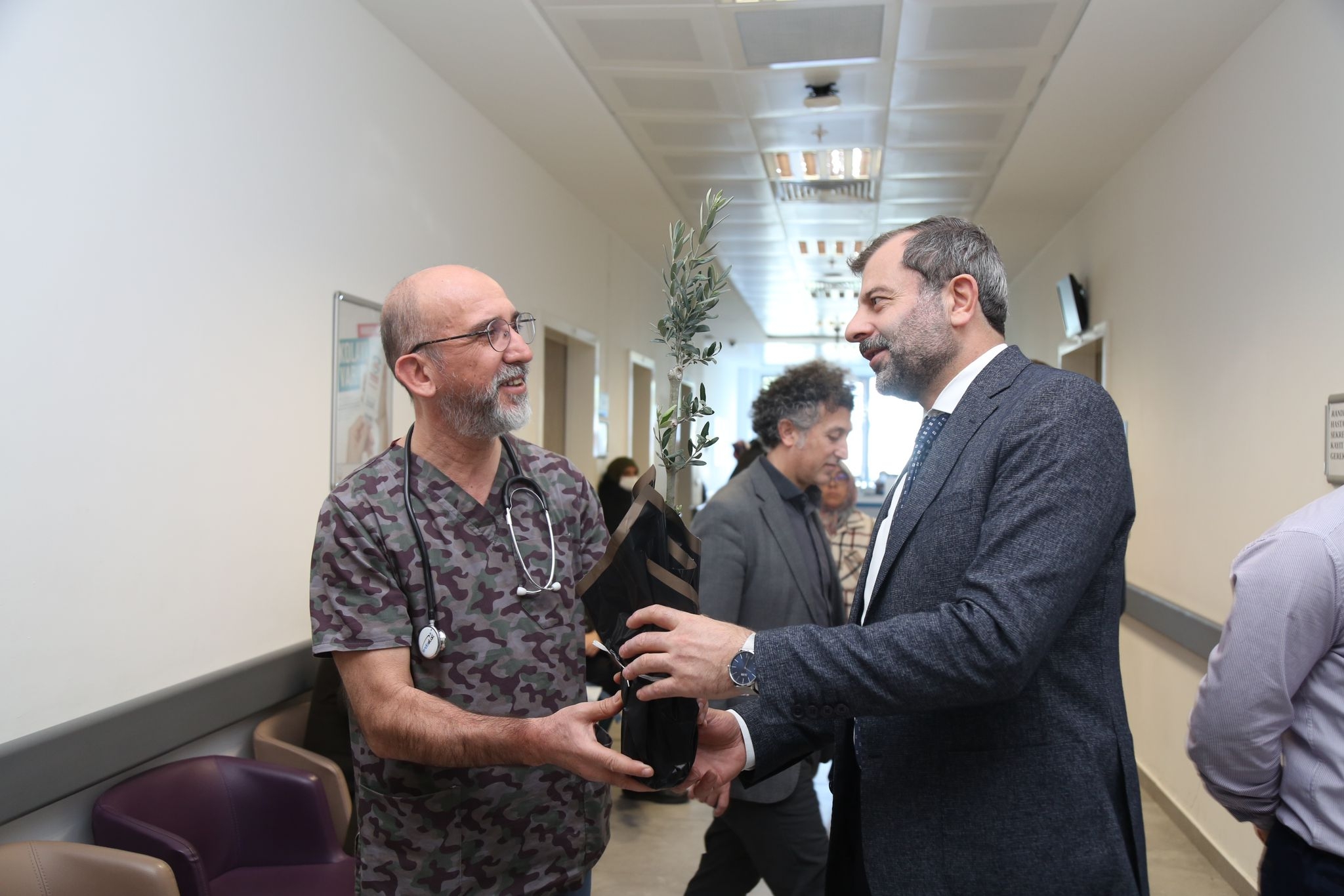 Başkan Işık, Sağlık Personellerine Fidan Hediye Etti