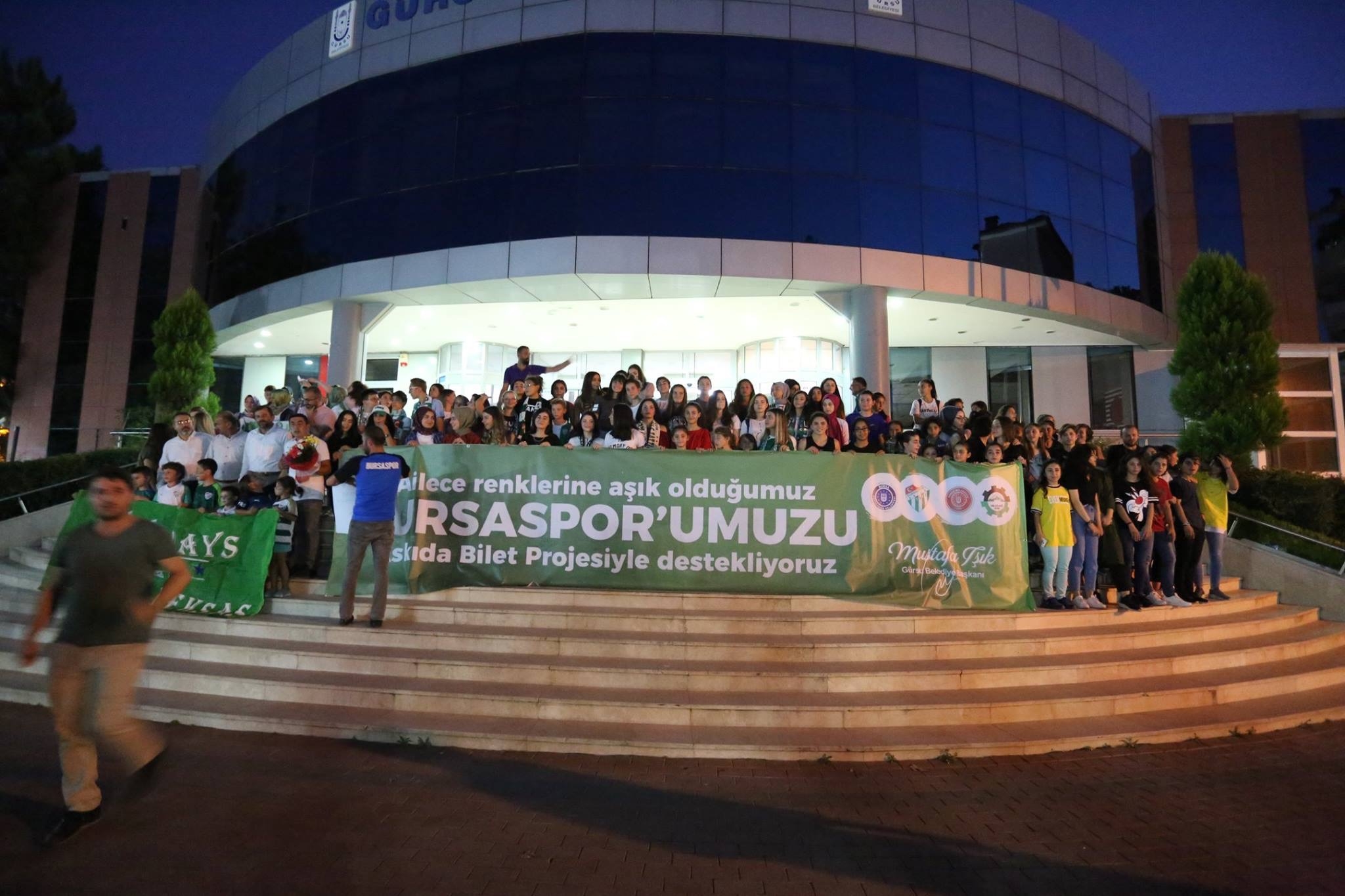 GÜRSULU KIZ ÖĞRENCİLERE FUTBOL SEVGİSİ