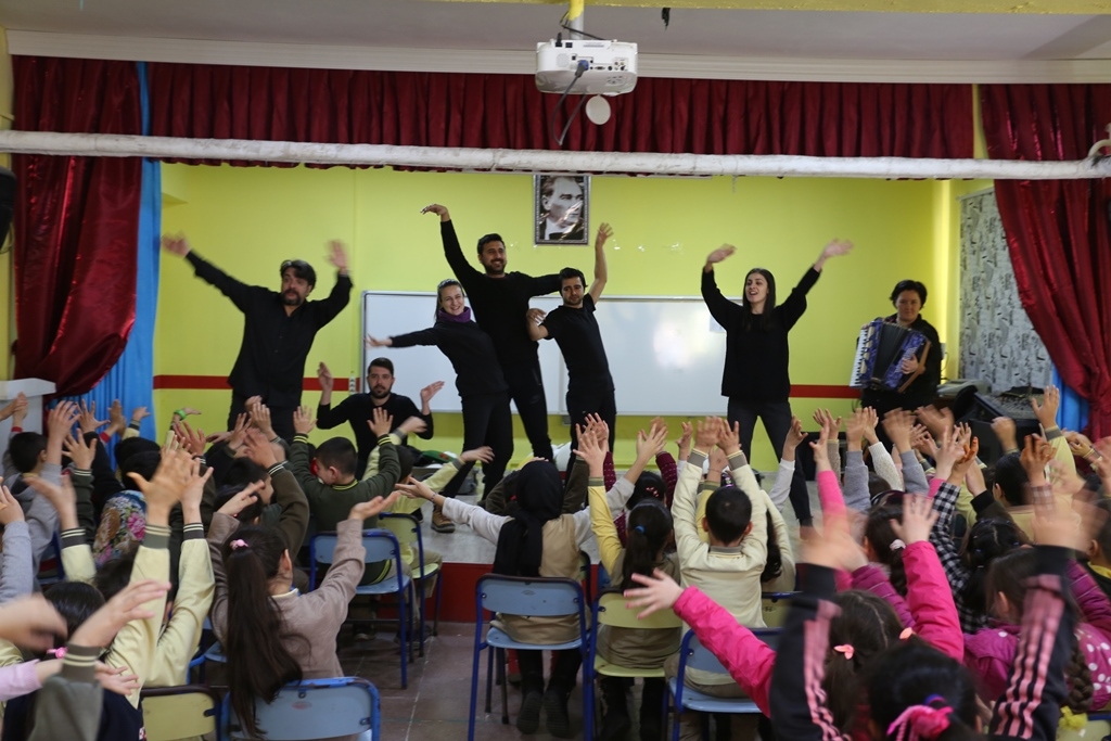 MİNİKLER MASALLARIN SİHİRLİ DÜNYASINDA EĞLENDİ