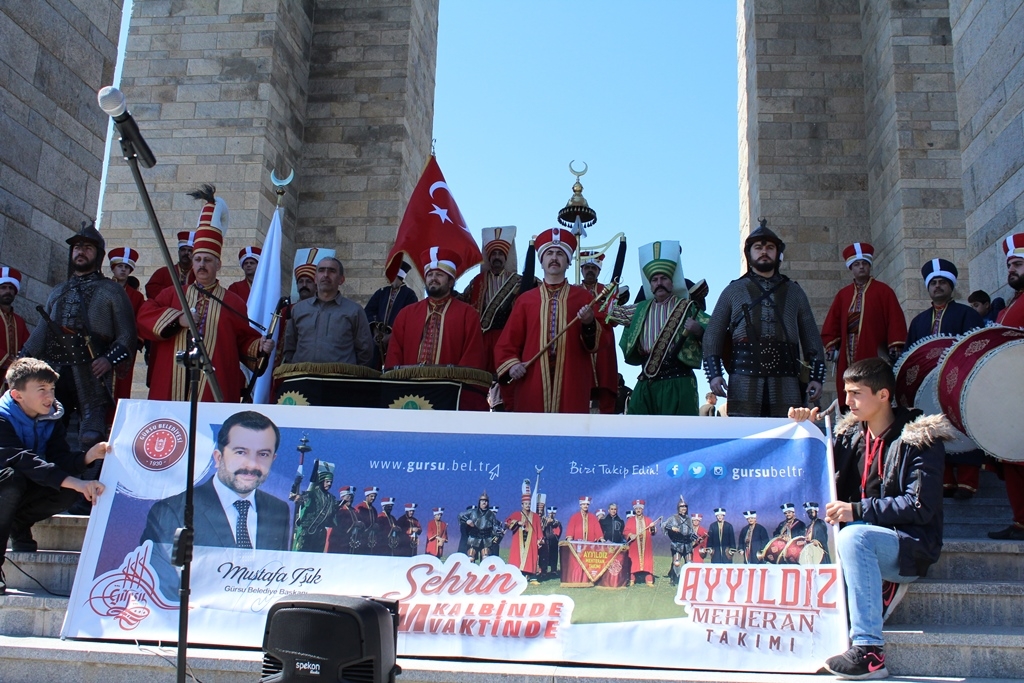 GÜRSU AYYILDIZ MEHTERAN TAKIMI, ÇANAKKALE ŞEHİTLİĞİNDE GÖSTERİ SUNDU