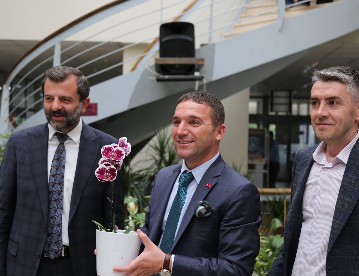 BAŞKAN IŞIK’A GELEN TEBRİK ÇİÇEKLERİ, YARDIM PAKETLERİNE DÖNÜŞTÜ