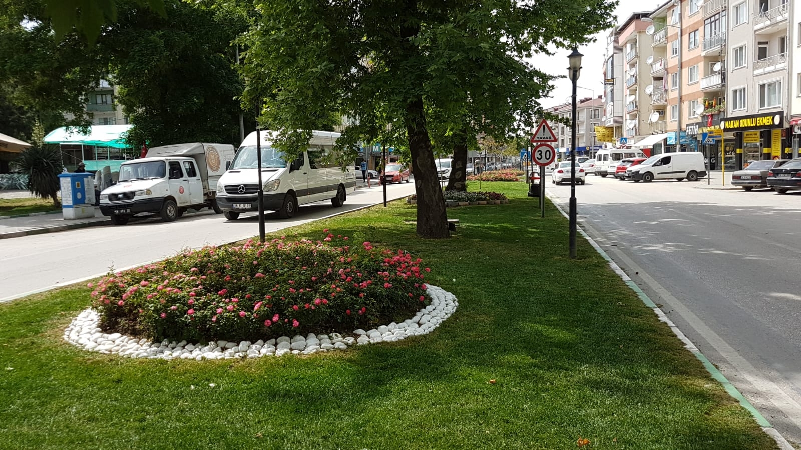 GÜRSU’NUN CADDE VE MEYDANLARINA YAZ FERAHLIĞI