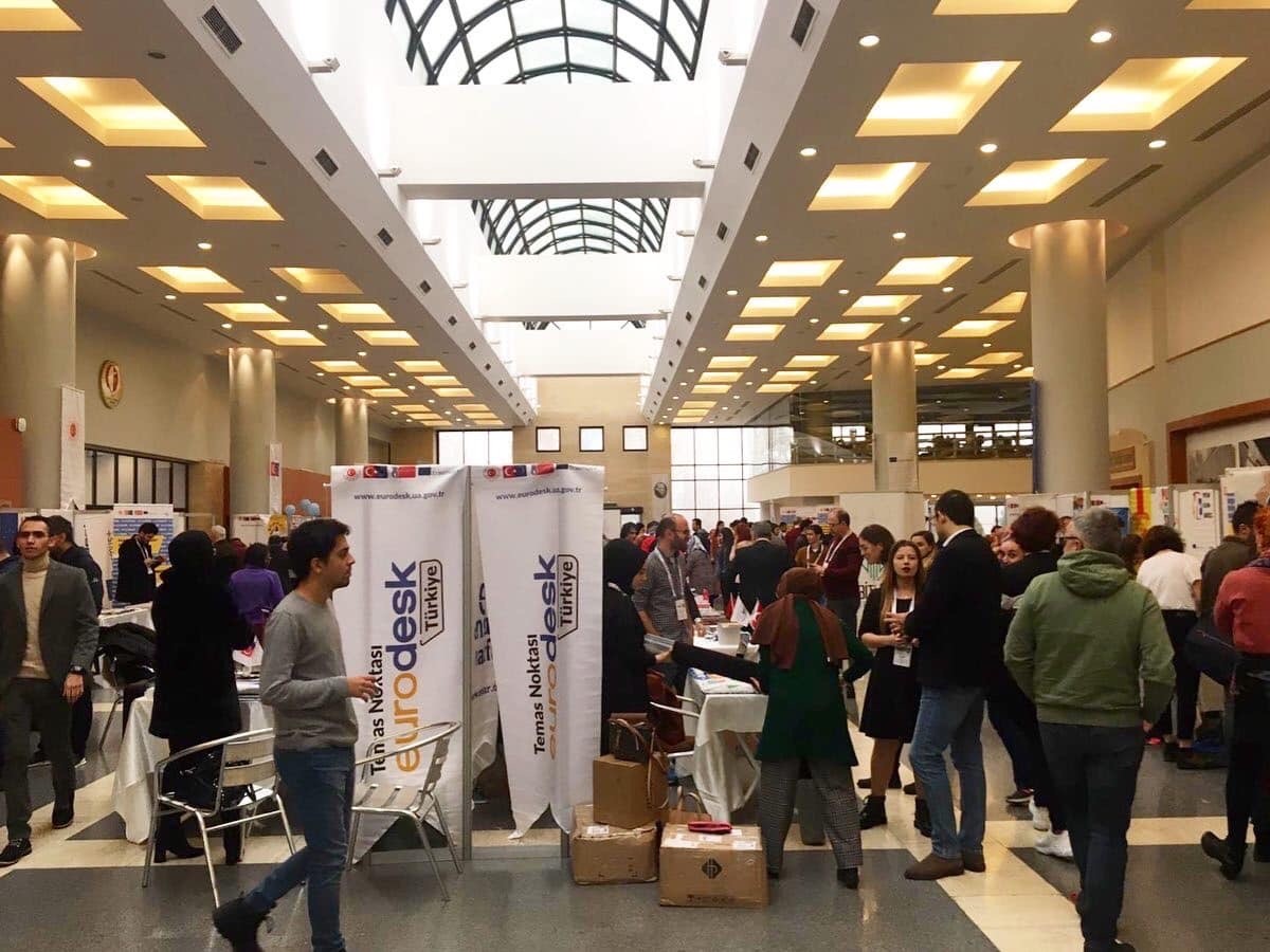 GÜRSU GENÇ BEYİNLERİN IŞIĞIYLA AYDINLANIYOR