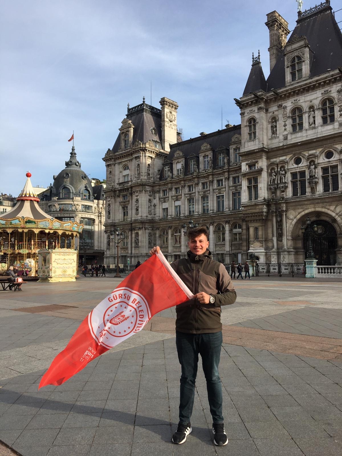 BAŞKAN MUSTAFA IŞIK : “GENÇ BEYİNLERİN IŞIĞINI DÜNYAYA YÖNLENDİRİYORUZ