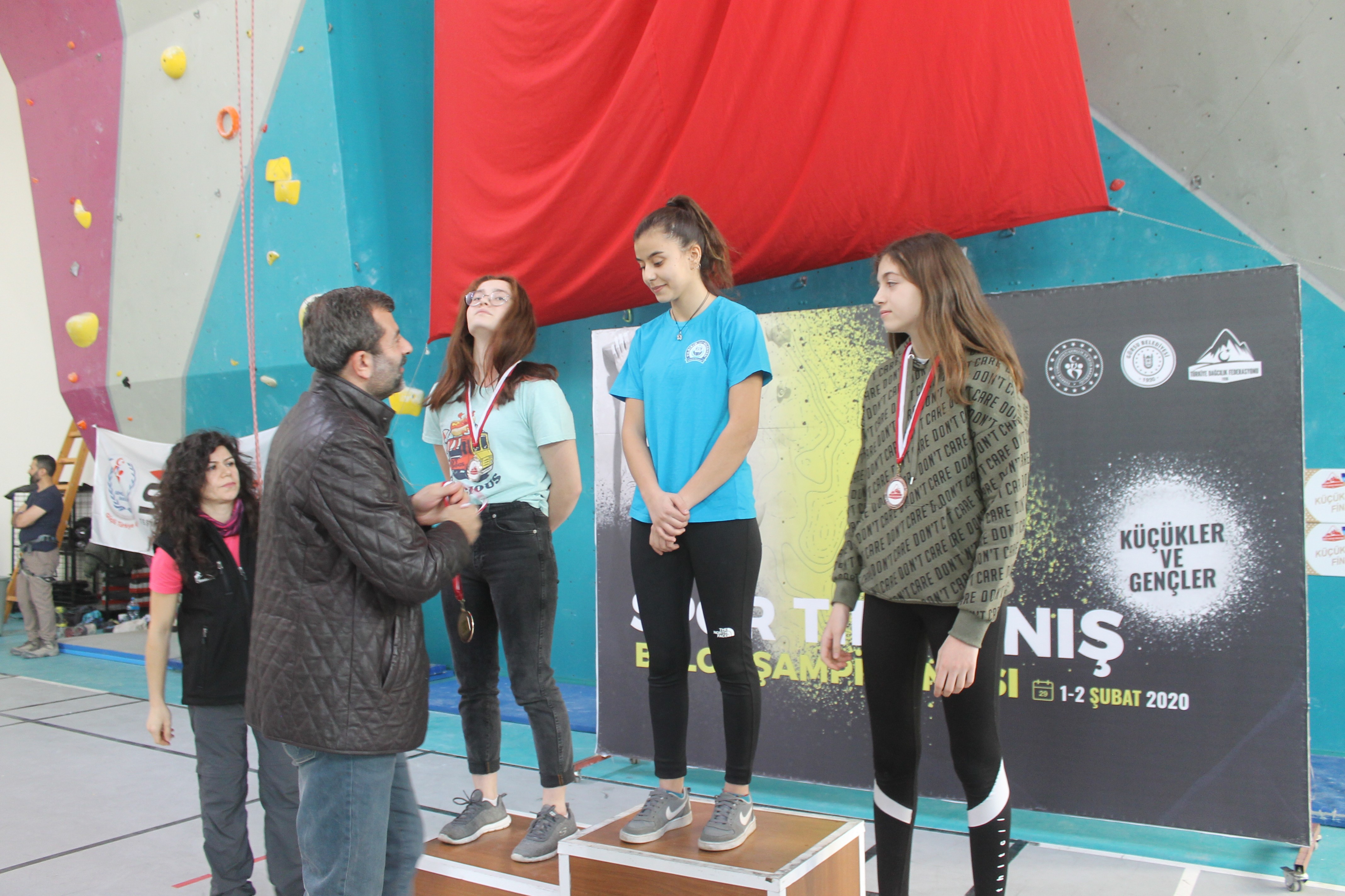 GÜRSU’DA GENÇ SPORCULAR TÜRK BAYRAĞI’NA SAHİP ÇIKTI