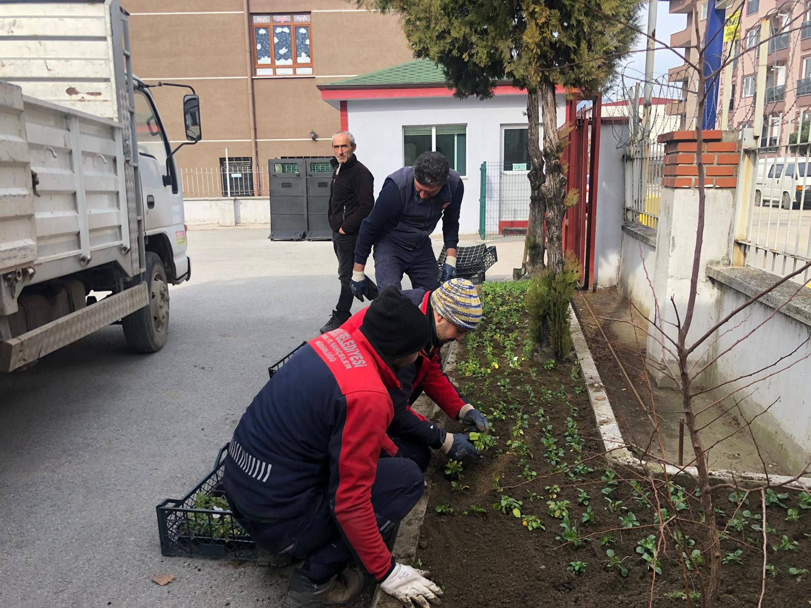 GÜRSU BELEDİYESİ KAMU KURUMLARINA BAKIM HİZMETİ SUNUYOR