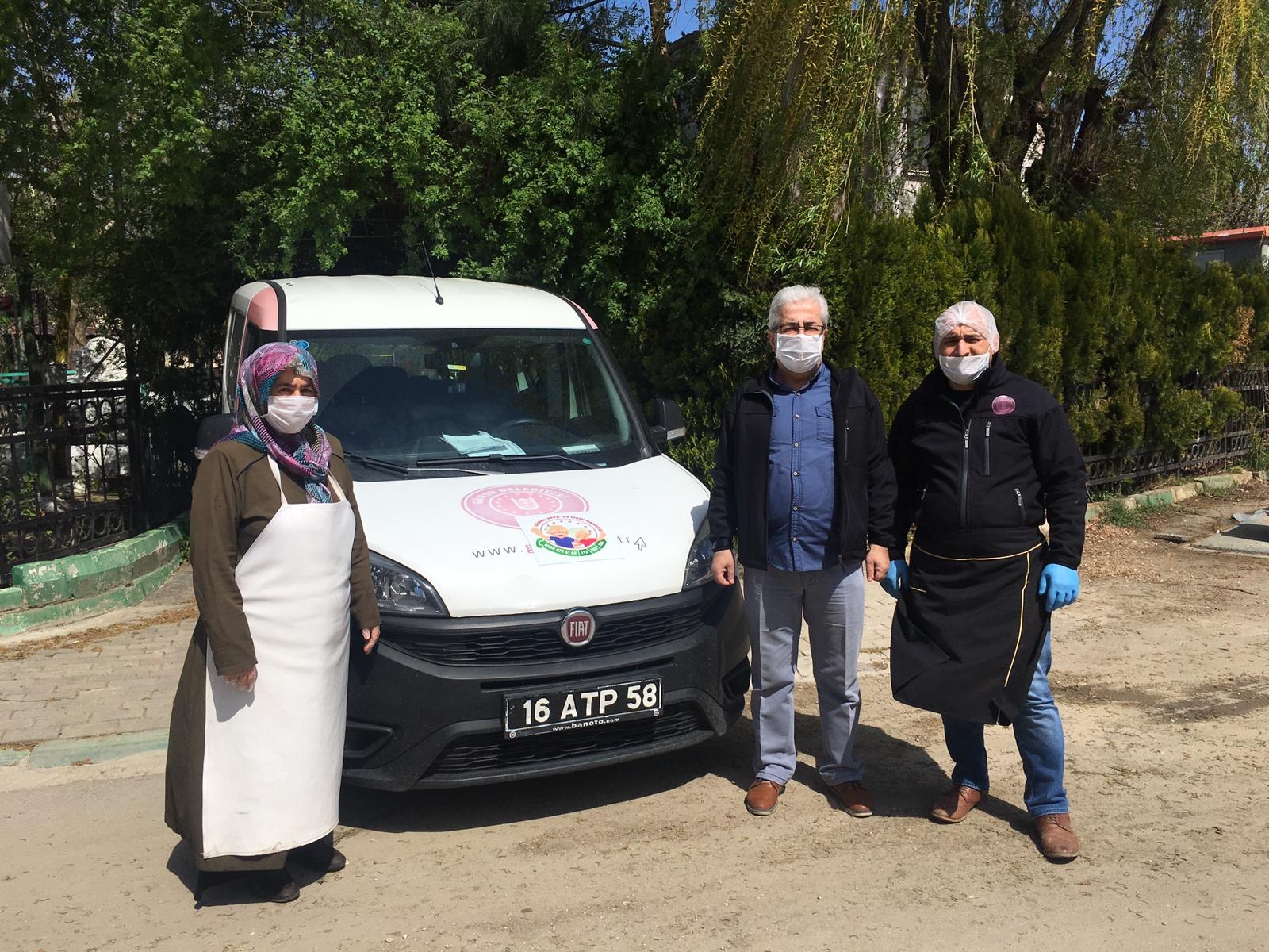 GÜRSU BELEDİYESİ’NDEN EVLERE SICAK YEMEK