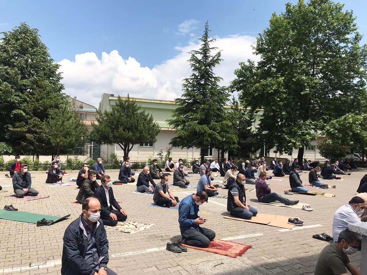 GÜRSULULAR YENİ NORMALLERLE CUMA NAMAZINI KILDI